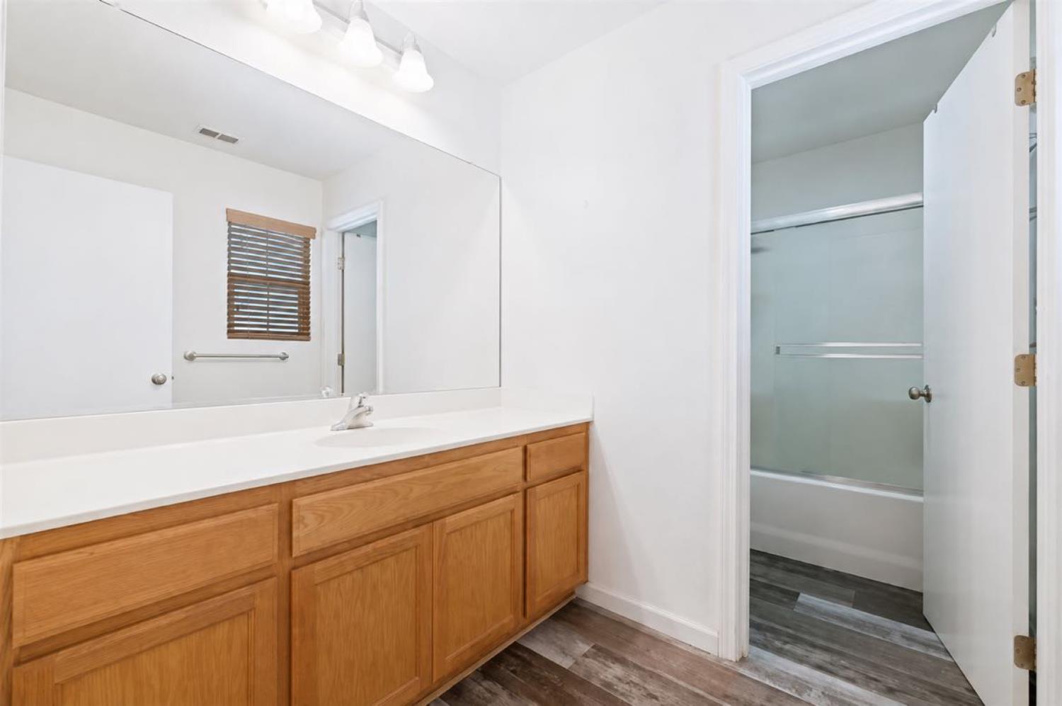 2090 Dunbar Way, Dinuba, CA 93618