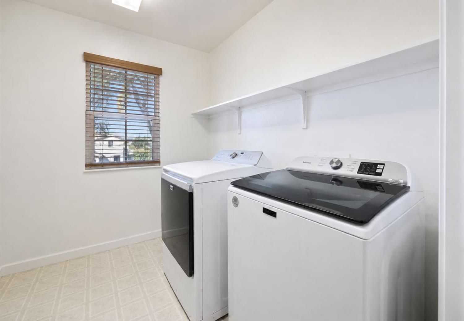 2090 Dunbar Way, Dinuba, CA 93618