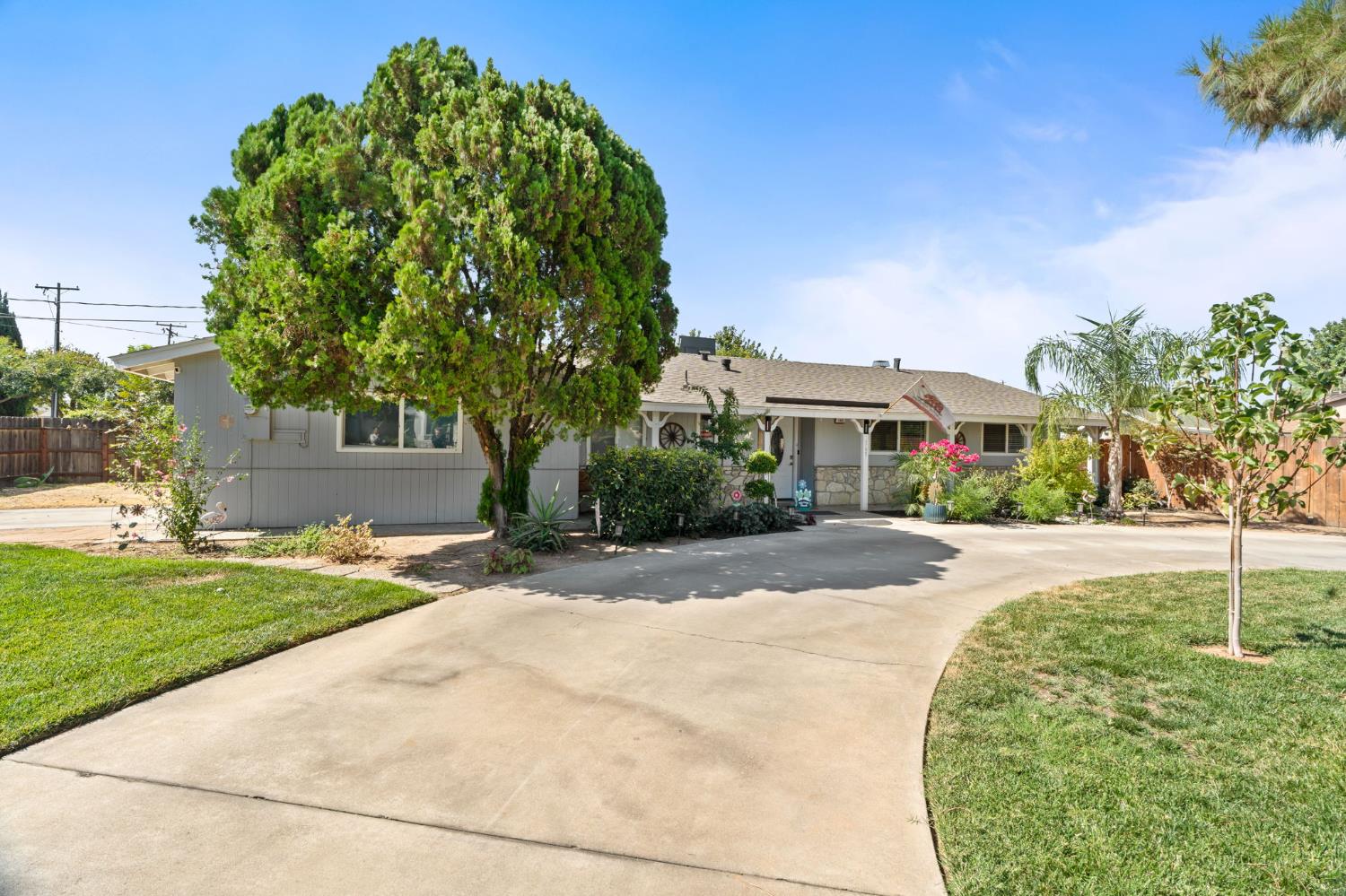165 W Barstow Ave, Fresno, CA 93704