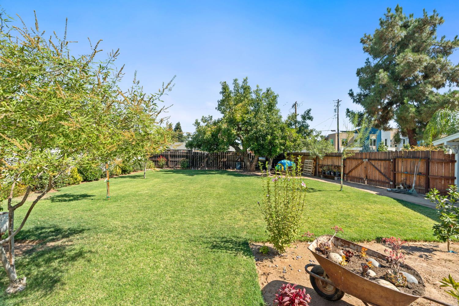 165 W Barstow Ave, Fresno, CA 93704