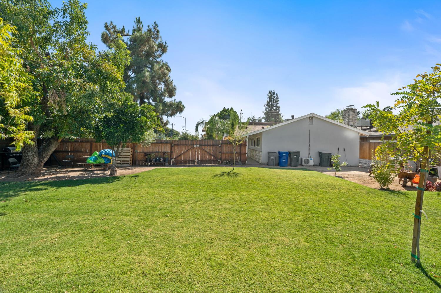 165 W Barstow Ave, Fresno, CA 93704