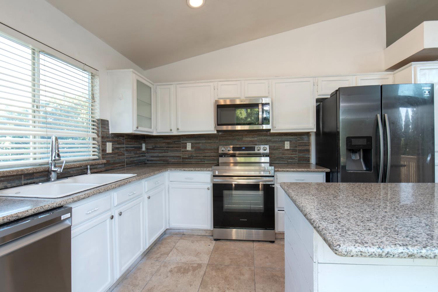 2425 E Houston Ave, Fresno, CA 93720