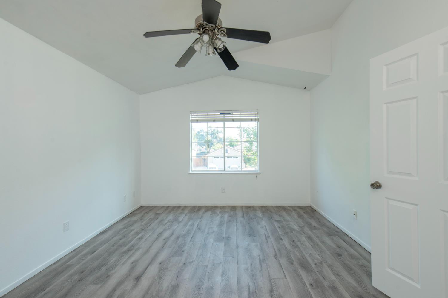 2425 E Houston Ave, Fresno, CA 93720
