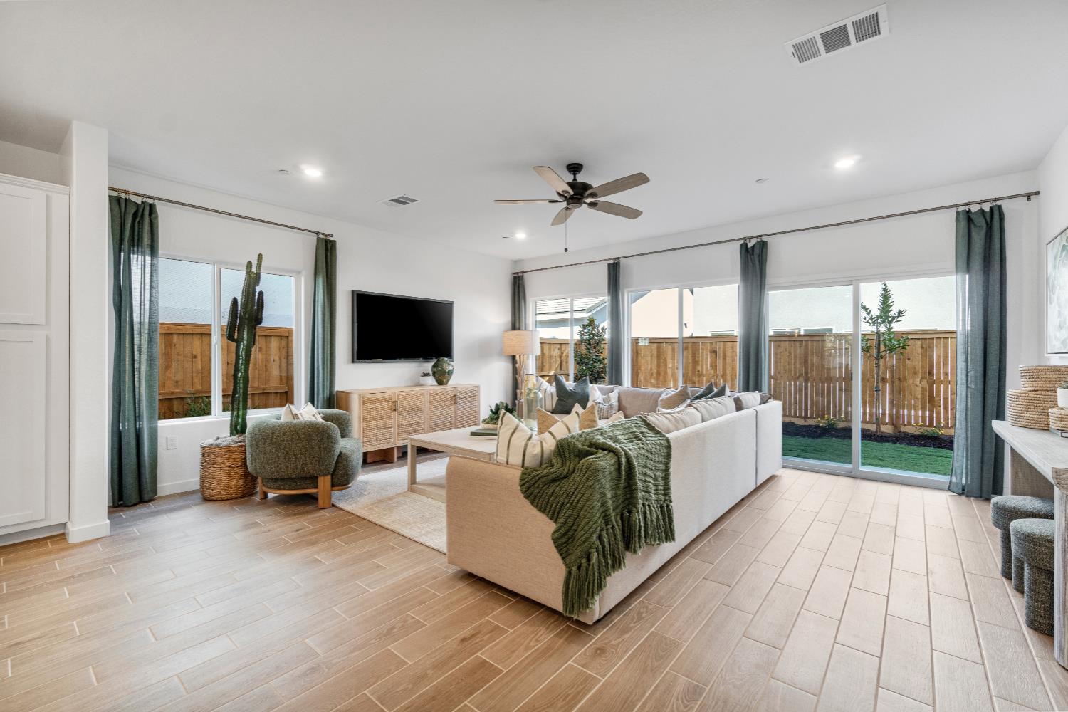 1053 Springtime Ave, Clovis, CA 93619