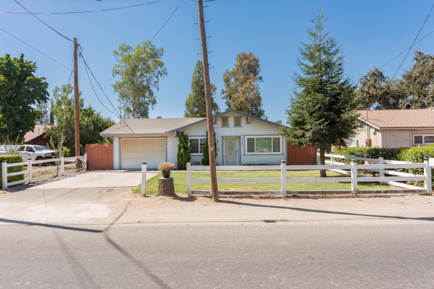 6569 De Woody St, Laton, CA 93242