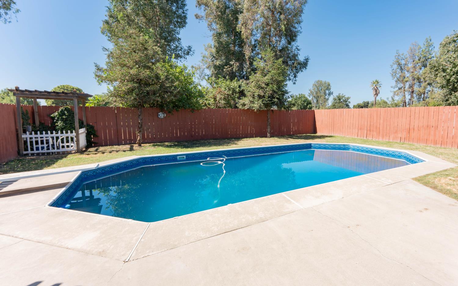 6569 De Woody St, Laton, CA 93242