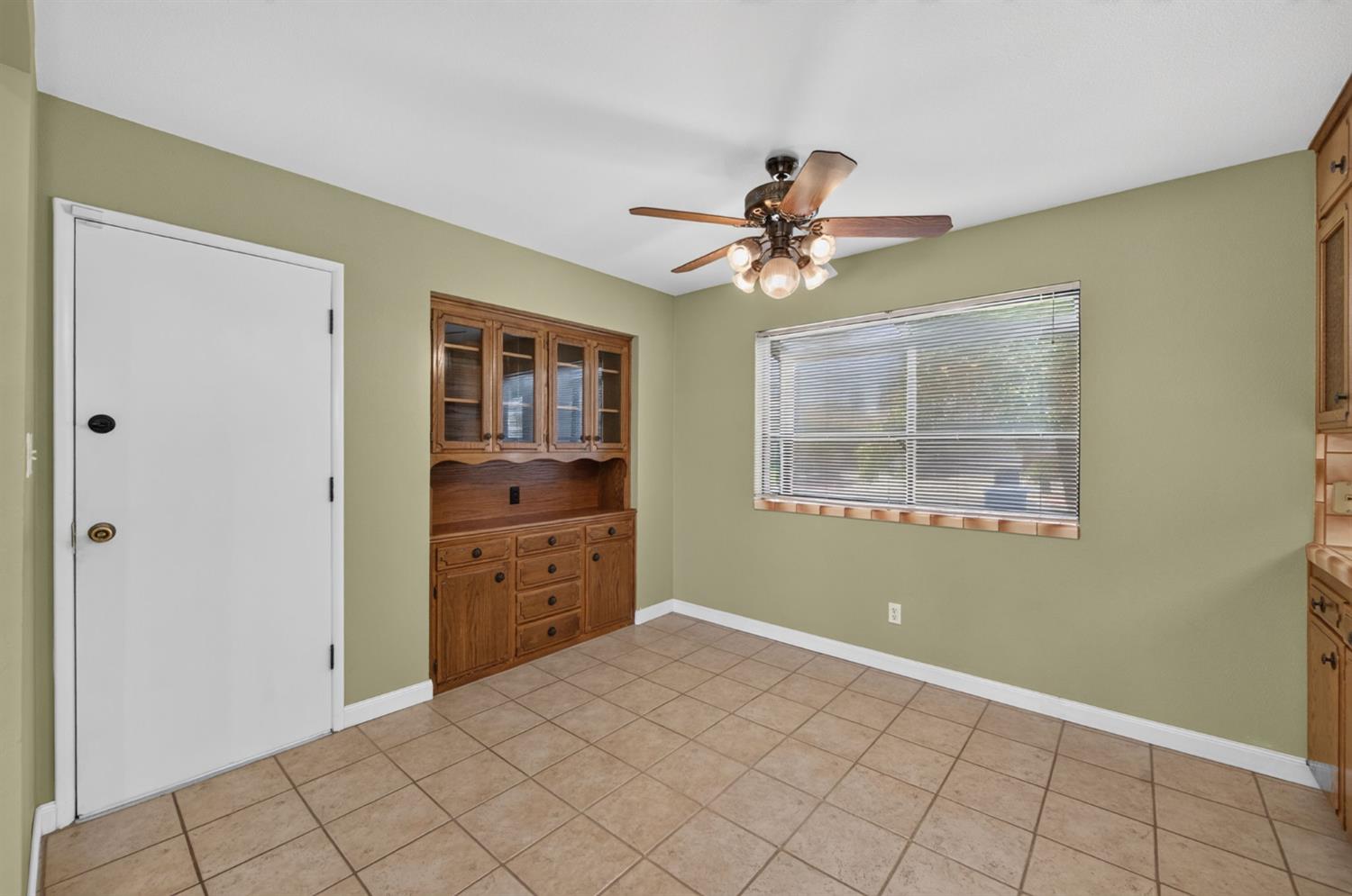 7636 N Gearhart Ave, Fresno, CA 93720