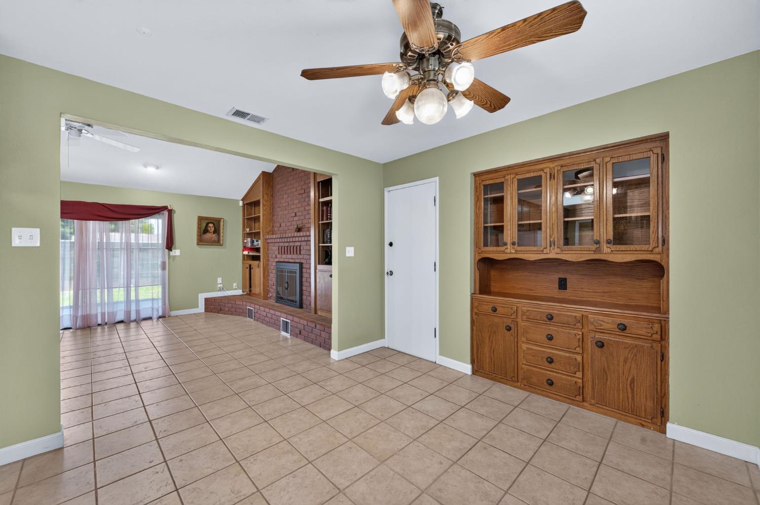 7636 N Gearhart Ave, Fresno, CA 93720