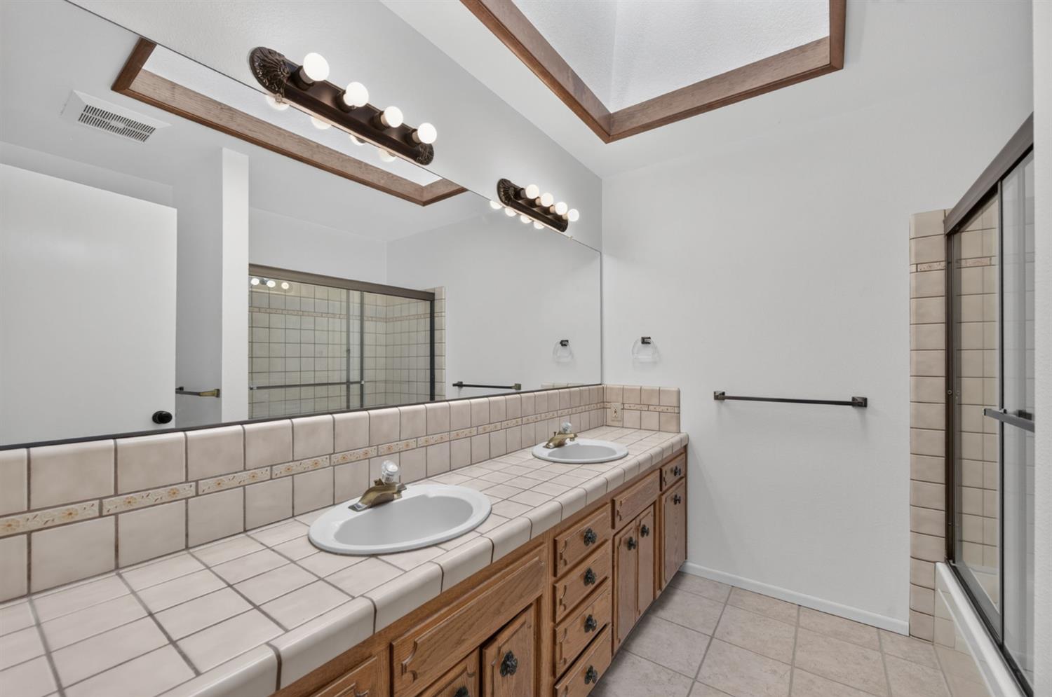 7636 N Gearhart Ave, Fresno, CA 93720