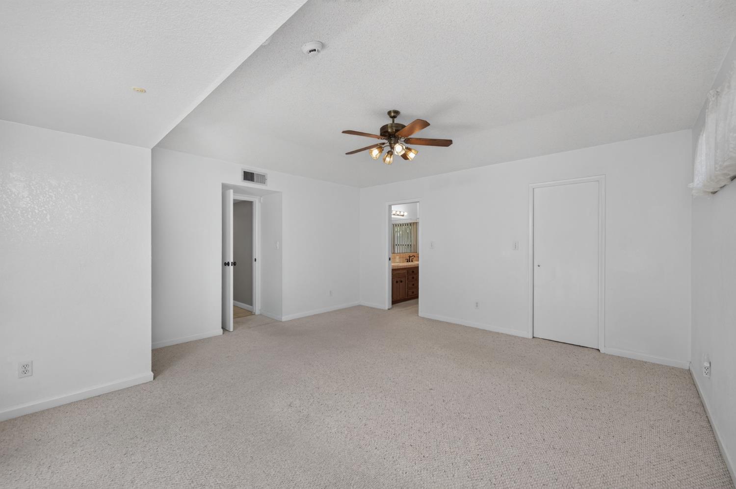 7636 N Gearhart Ave, Fresno, CA 93720