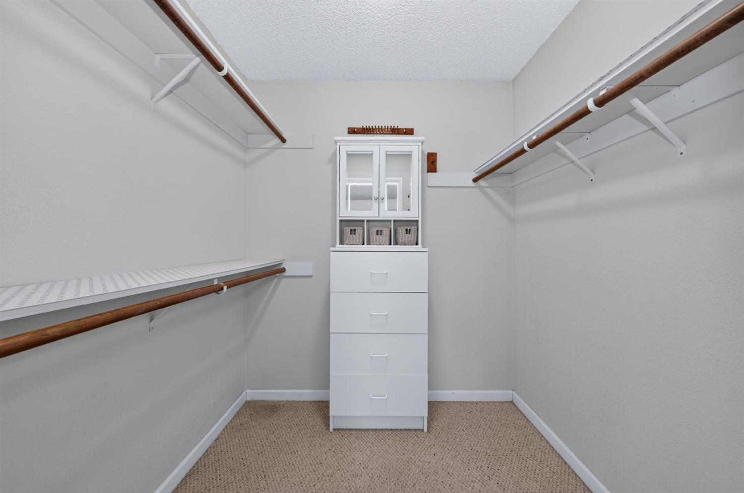 7636 N Gearhart Ave, Fresno, CA 93720