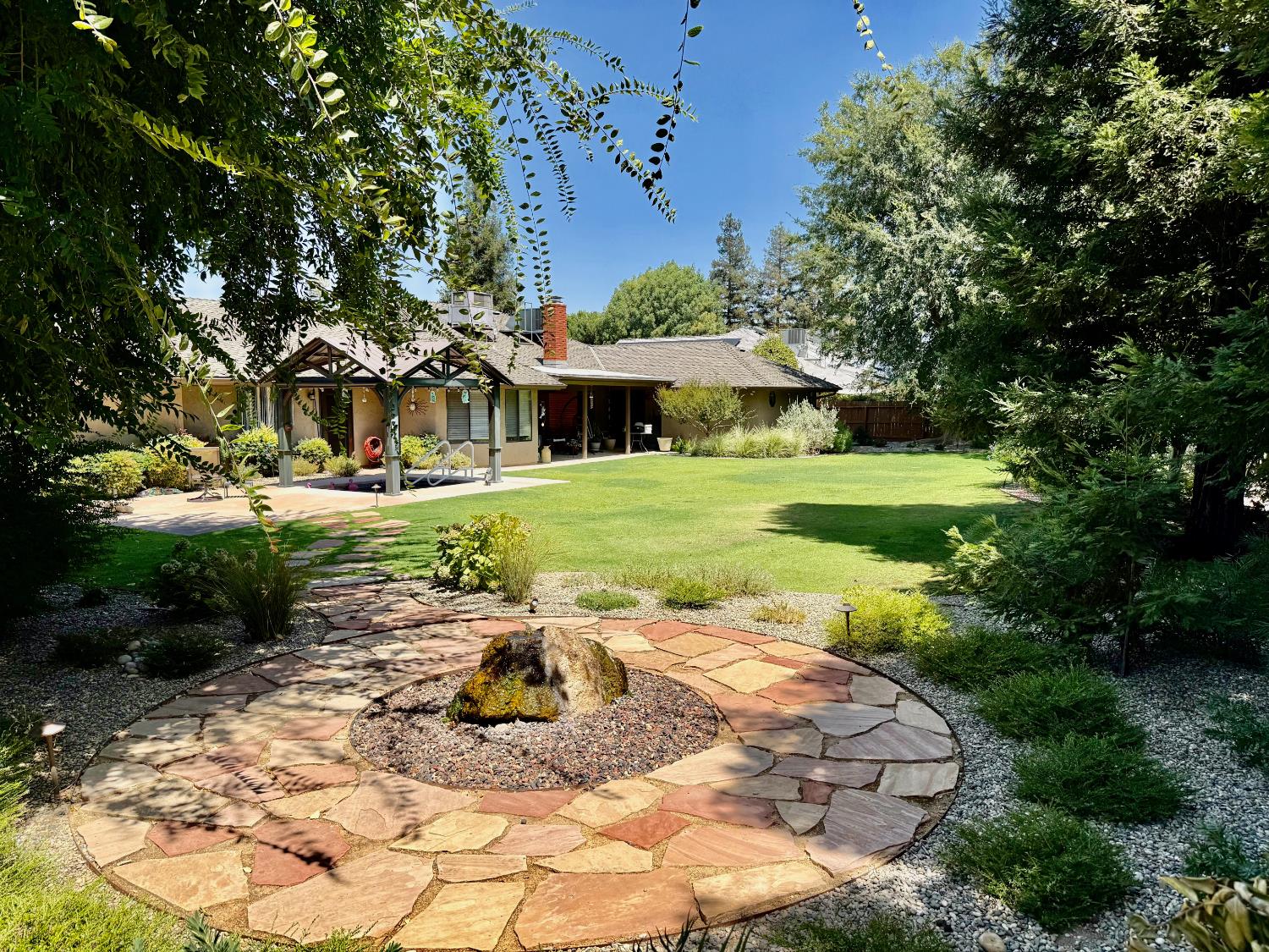 2270 Alamos Ave, Clovis, CA 93611