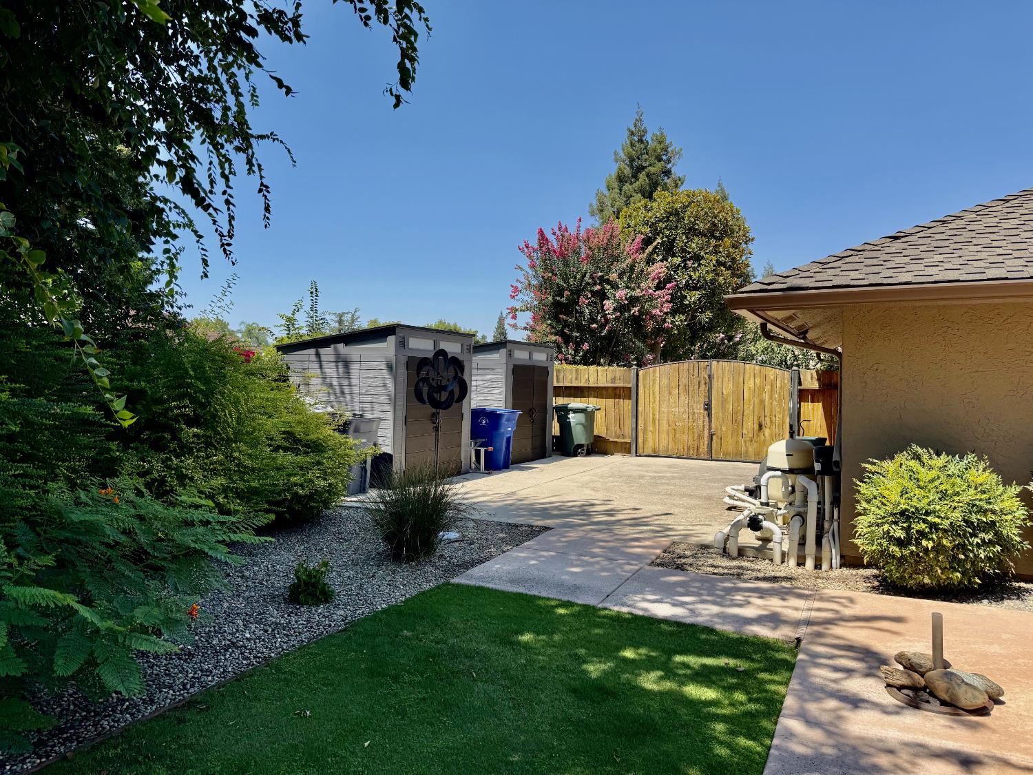 2270 Alamos Ave, Clovis, CA 93611