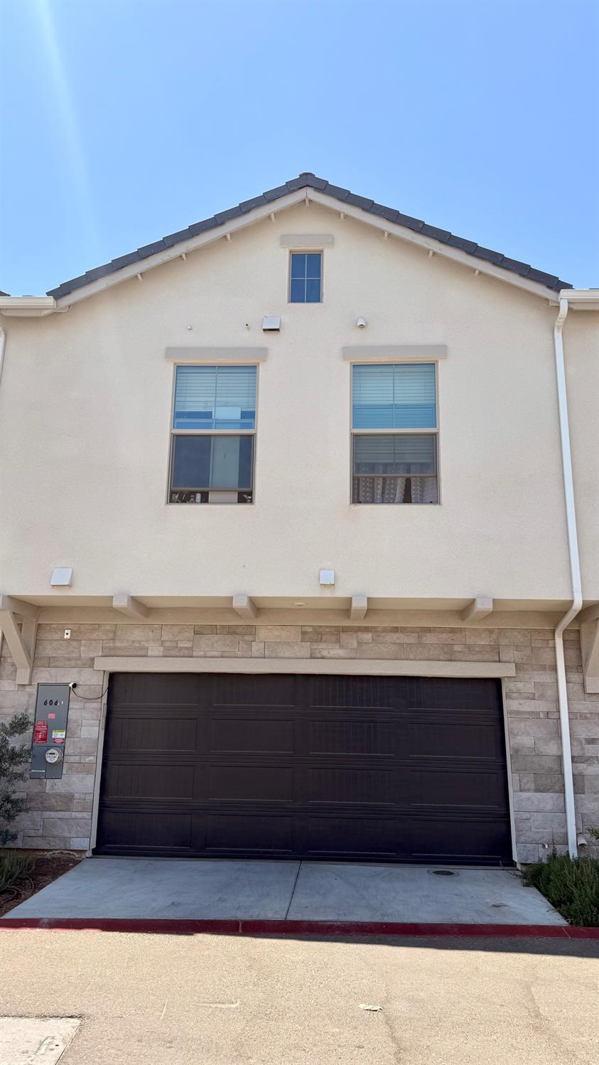 606 W Mahogany Ln, Clovis, CA 93611