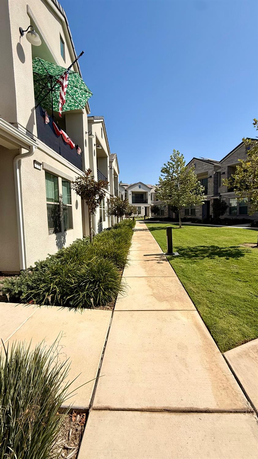 606 W Mahogany Ln, Clovis, CA 93611