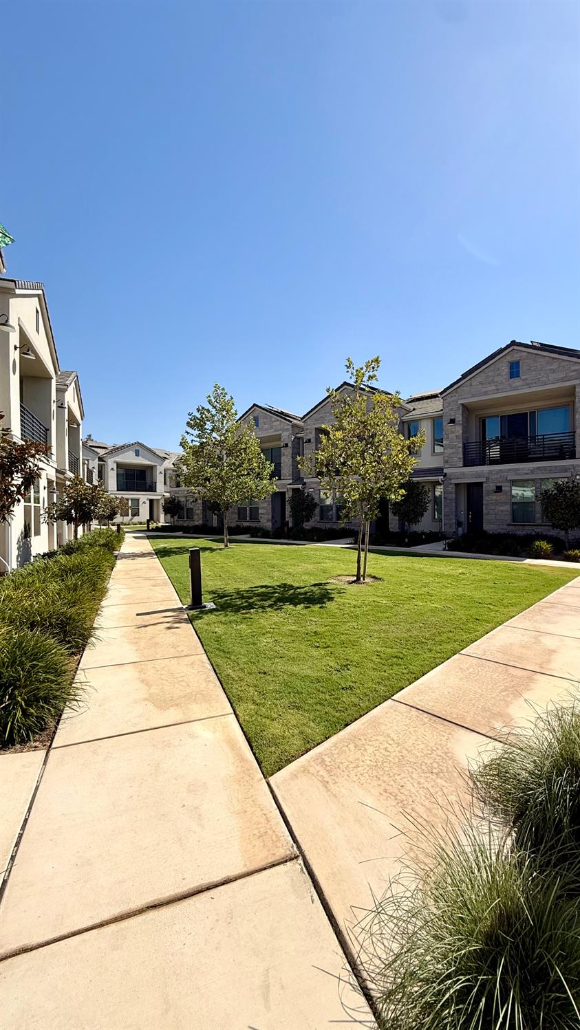 606 W Mahogany Ln, Clovis, CA 93611