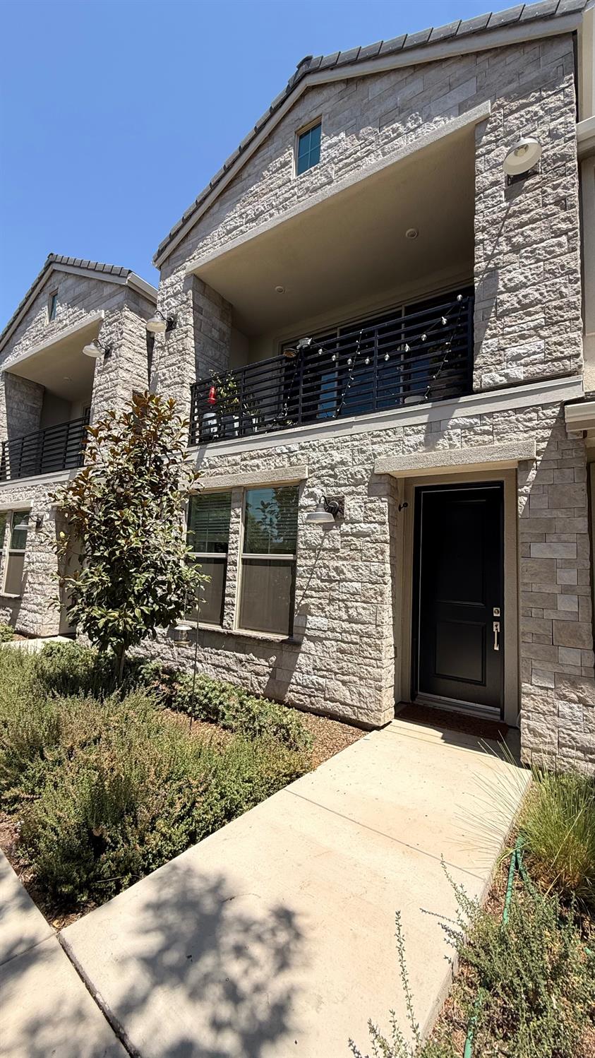 606 W Mahogany Ln, Clovis, CA 93611