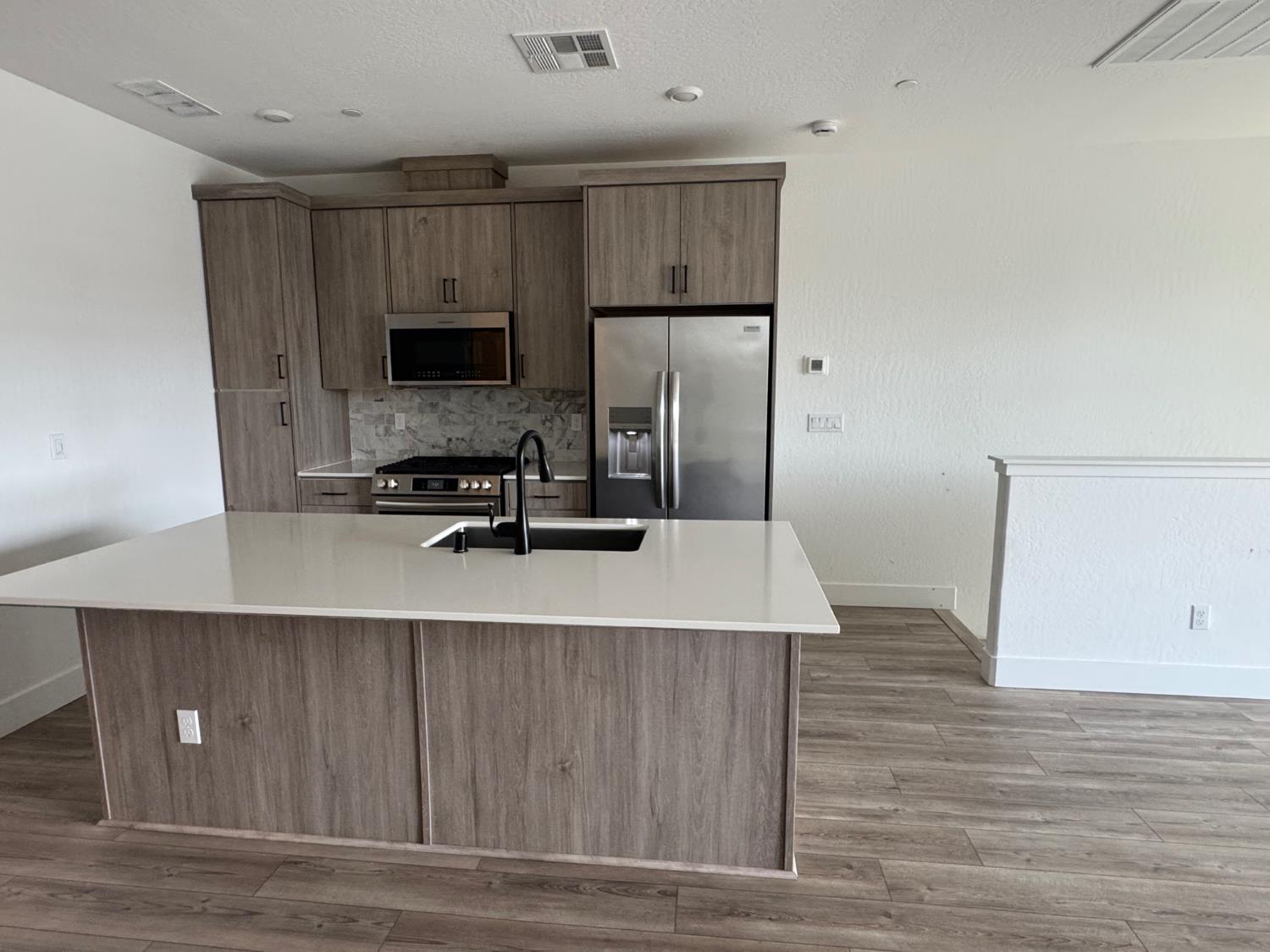 606 W Mahogany Ln, Clovis, CA 93611