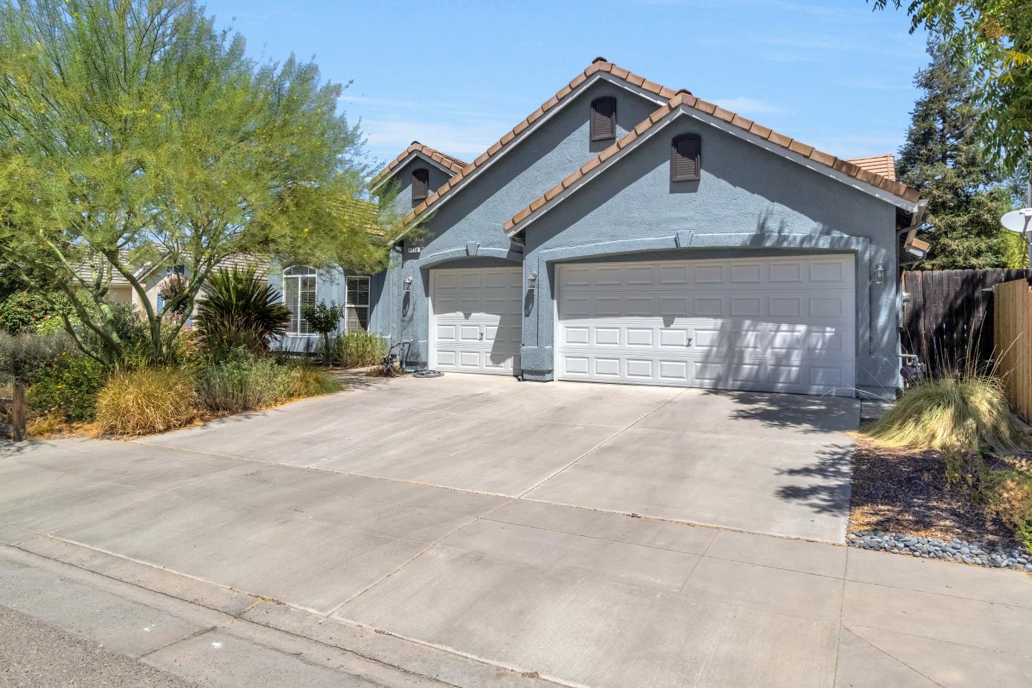 1138 E Pinehurst Ave, Fresno, CA 93730