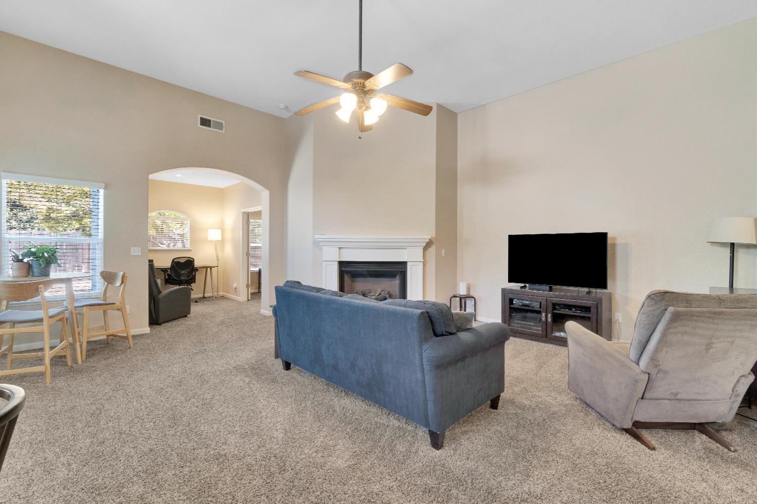 1138 E Pinehurst Ave, Fresno, CA 93730