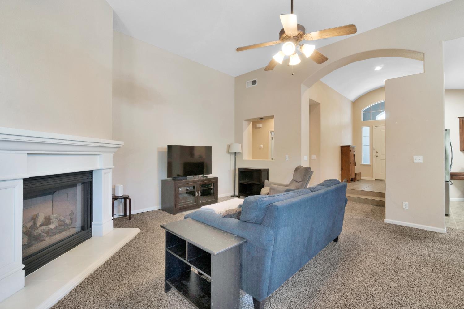 1138 E Pinehurst Ave, Fresno, CA 93730