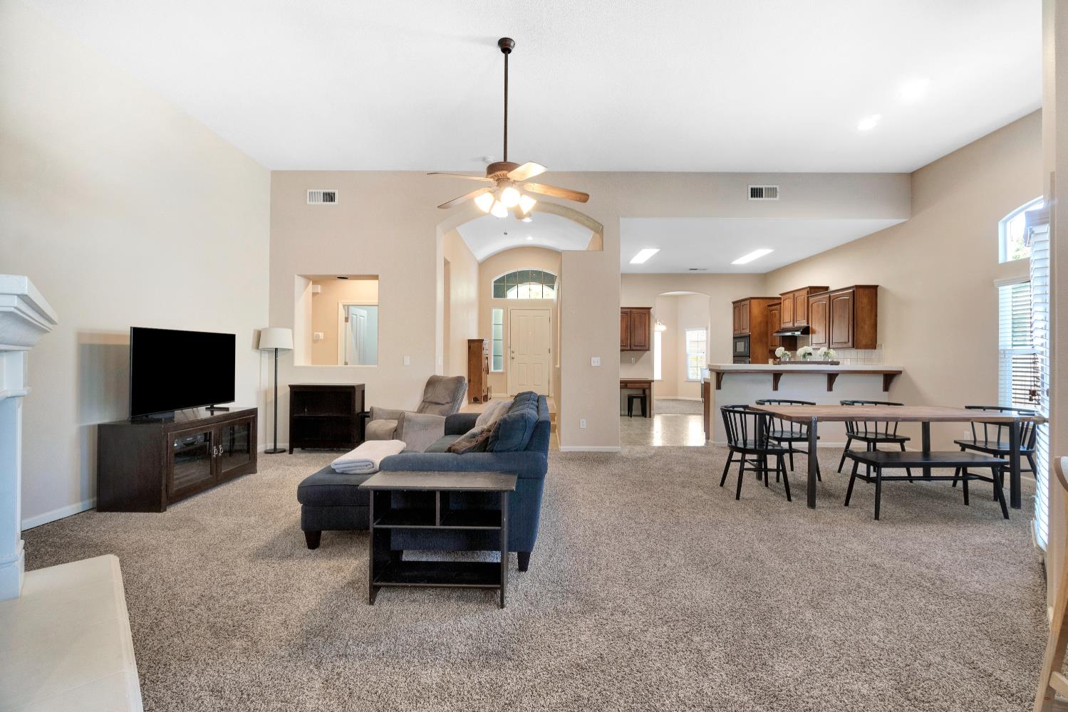 1138 E Pinehurst Ave, Fresno, CA 93730