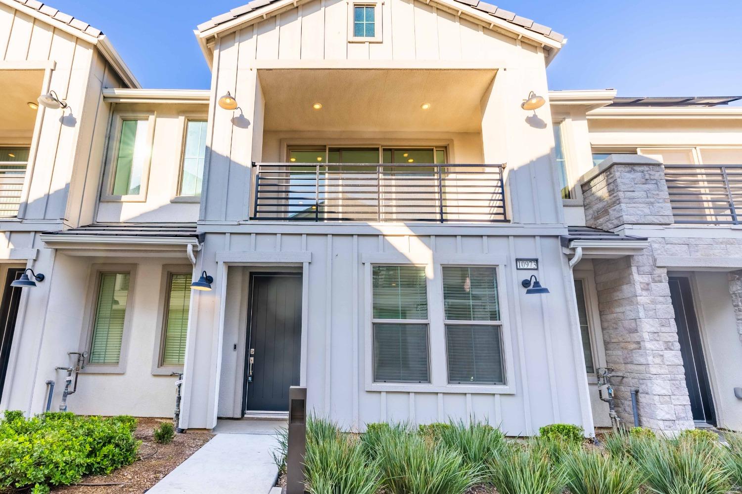 10973 N Blackberry Dr, Fresno, CA 93730