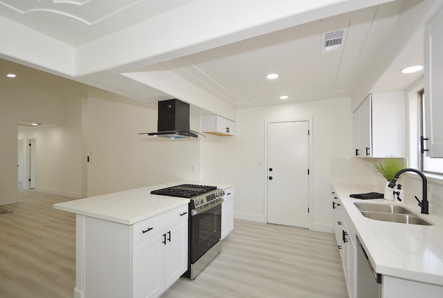 4952 E Huntington Ave, Fresno, CA 93727