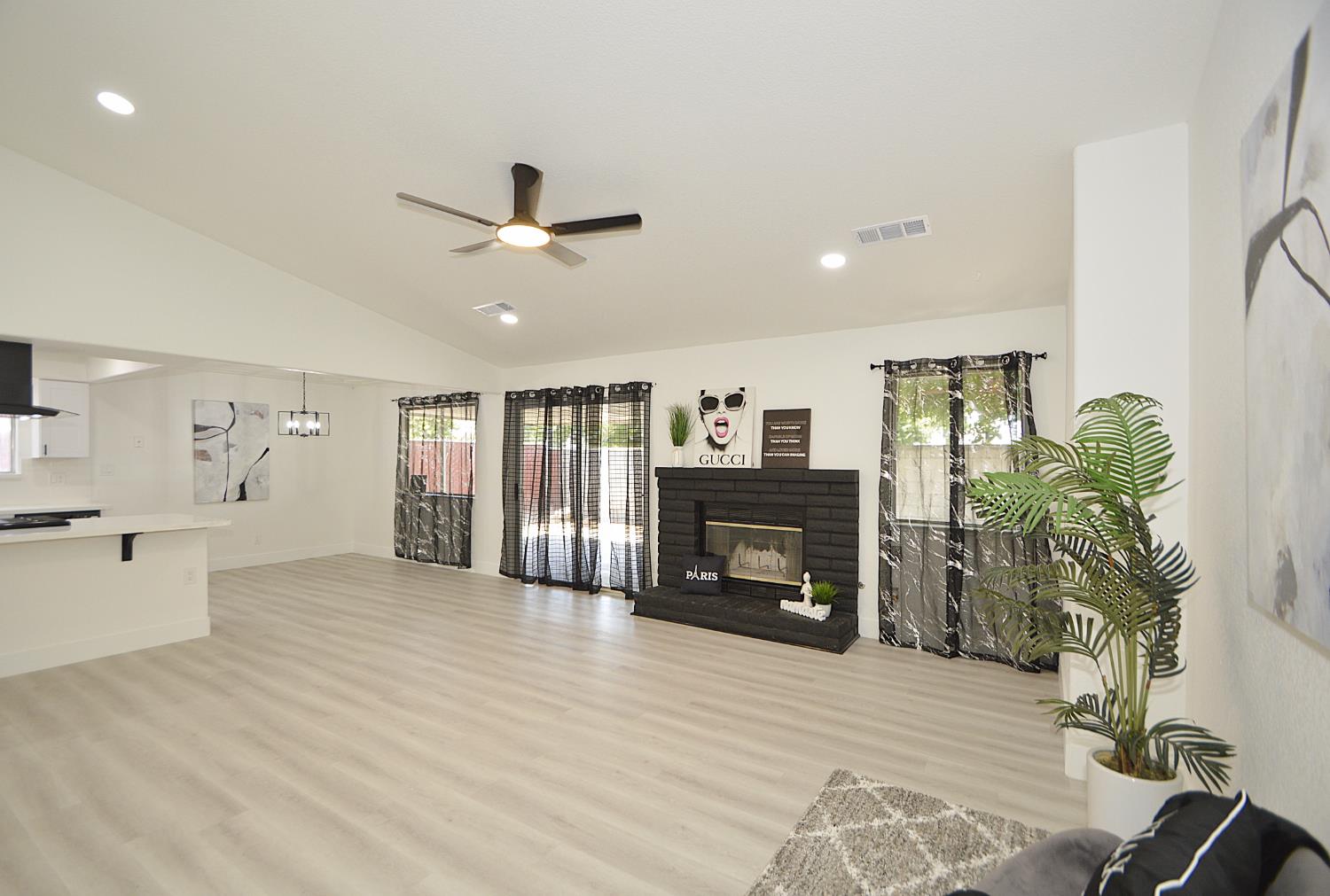 4952 E Huntington Ave, Fresno, CA 93727