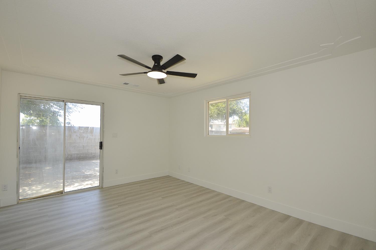 4952 E Huntington Ave, Fresno, CA 93727