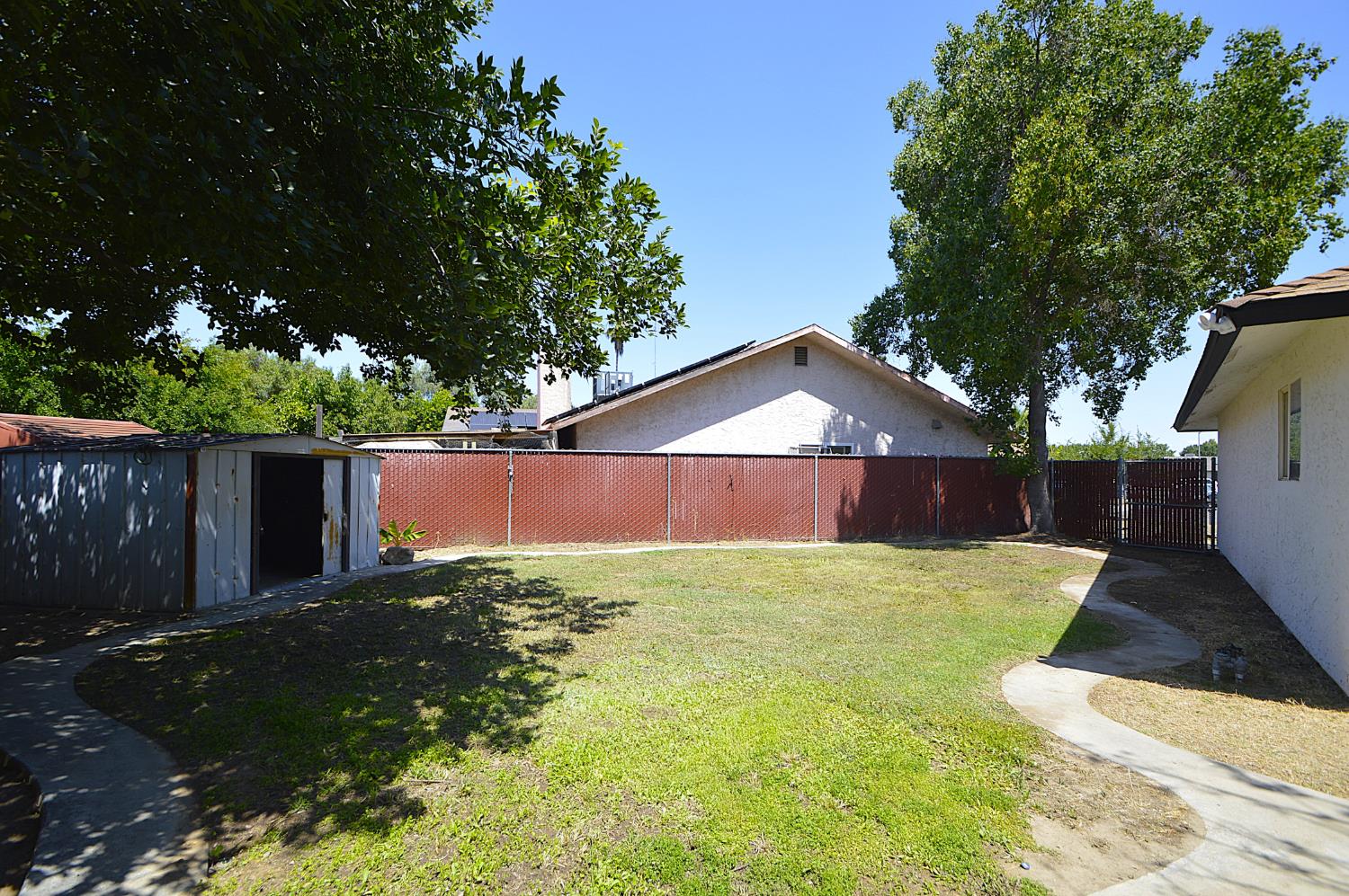 4952 E Huntington Ave, Fresno, CA 93727