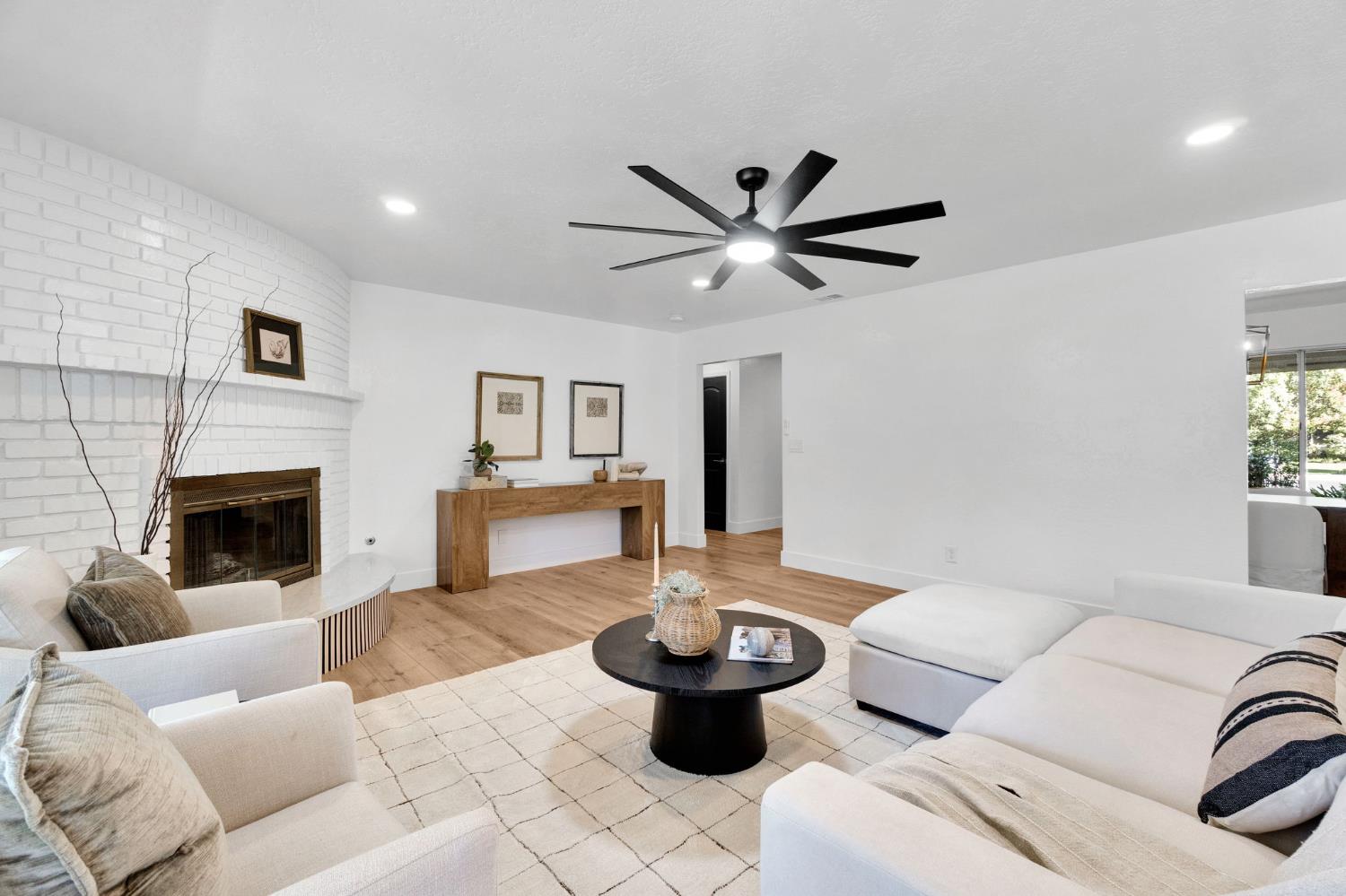 604 W Ellery Ave, Clovis, CA 93612