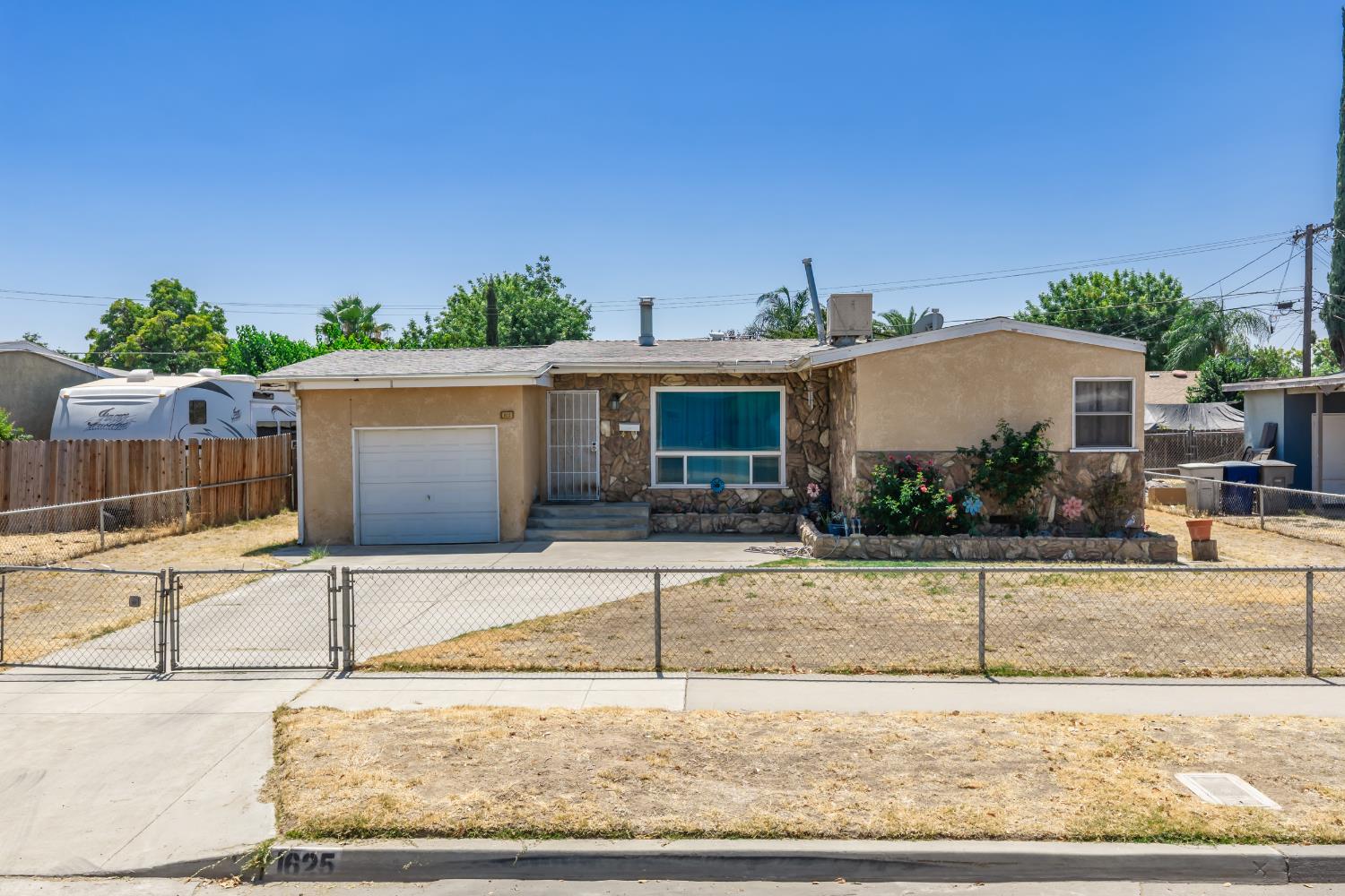 1625 W Pontiac Way, Fresno, CA 93705