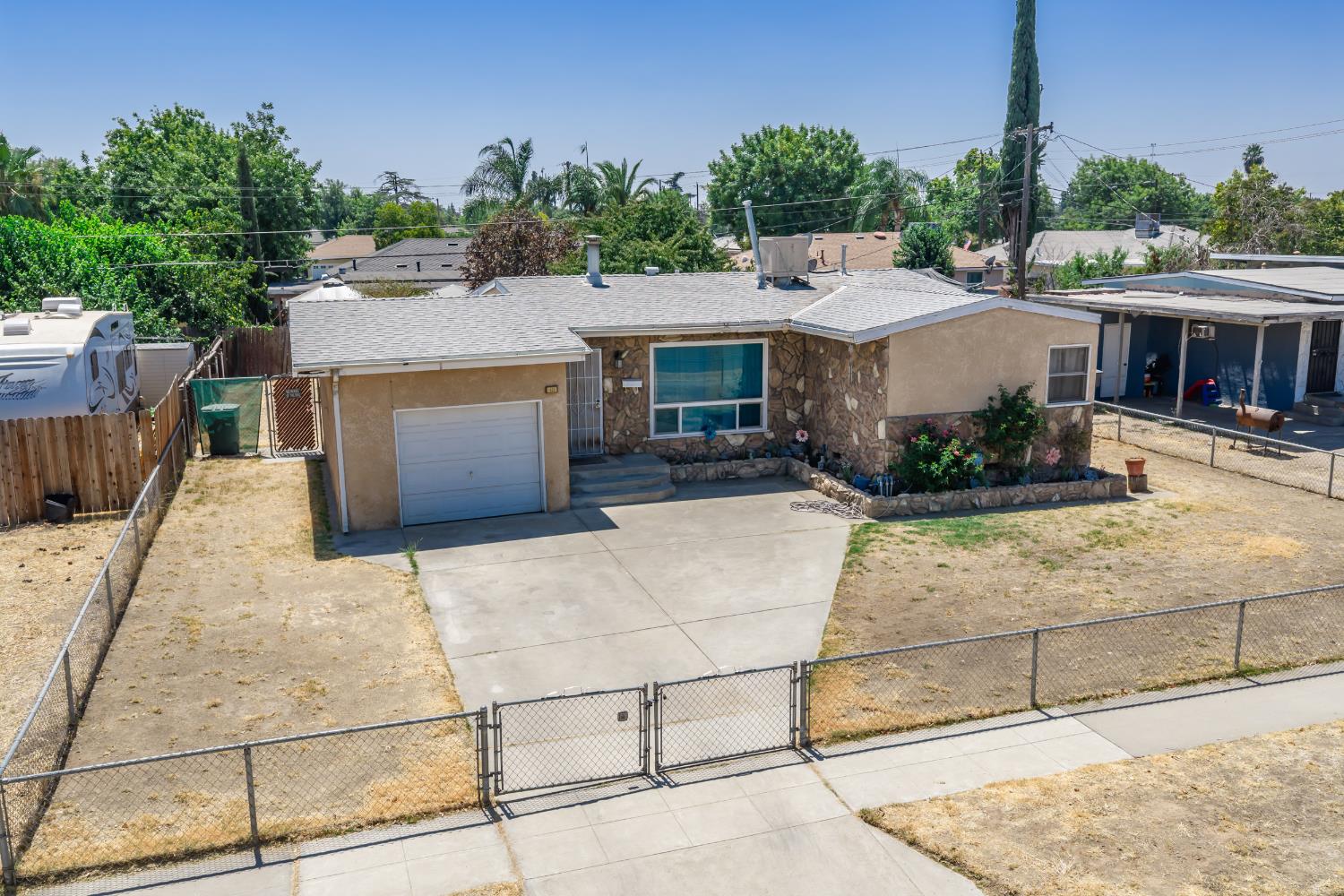1625 W Pontiac Way, Fresno, CA 93705