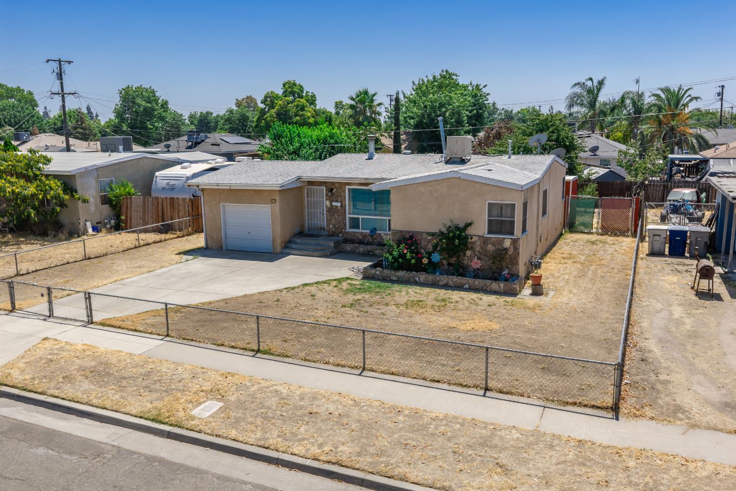 1625 W Pontiac Way, Fresno, CA 93705