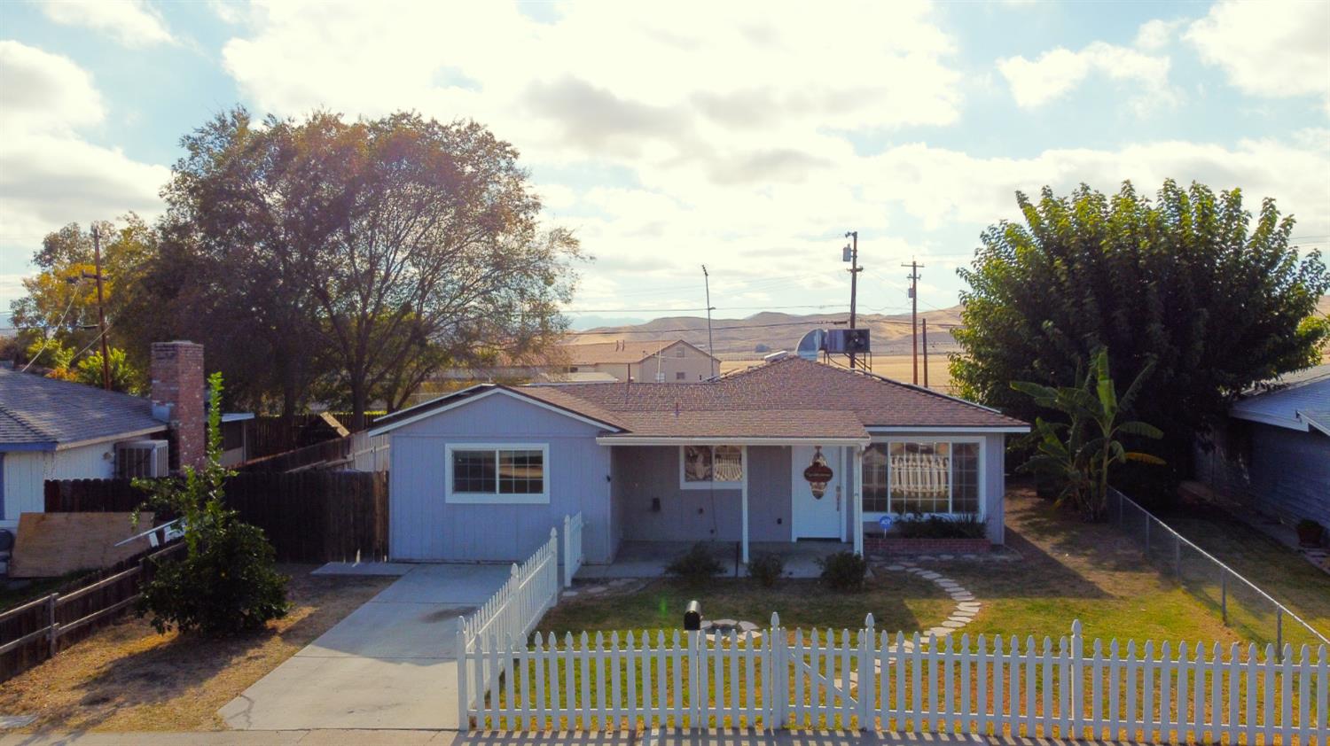 609 College Ave, Coalinga, CA 93210