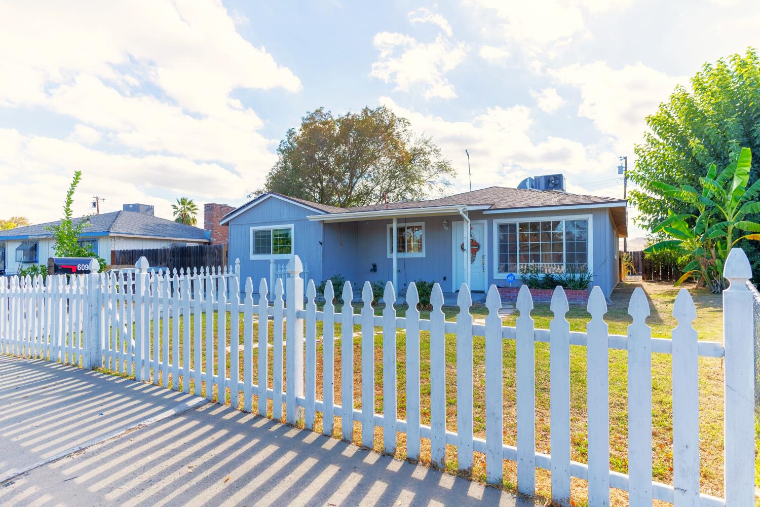 609 College Ave, Coalinga, CA 93210