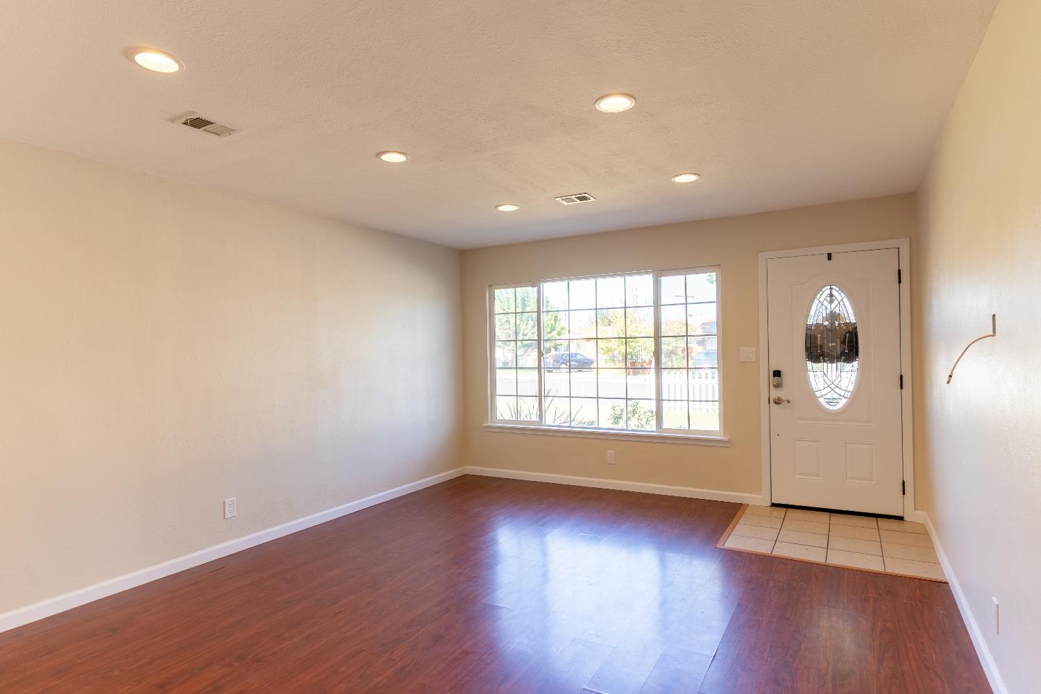 609 College Ave, Coalinga, CA 93210