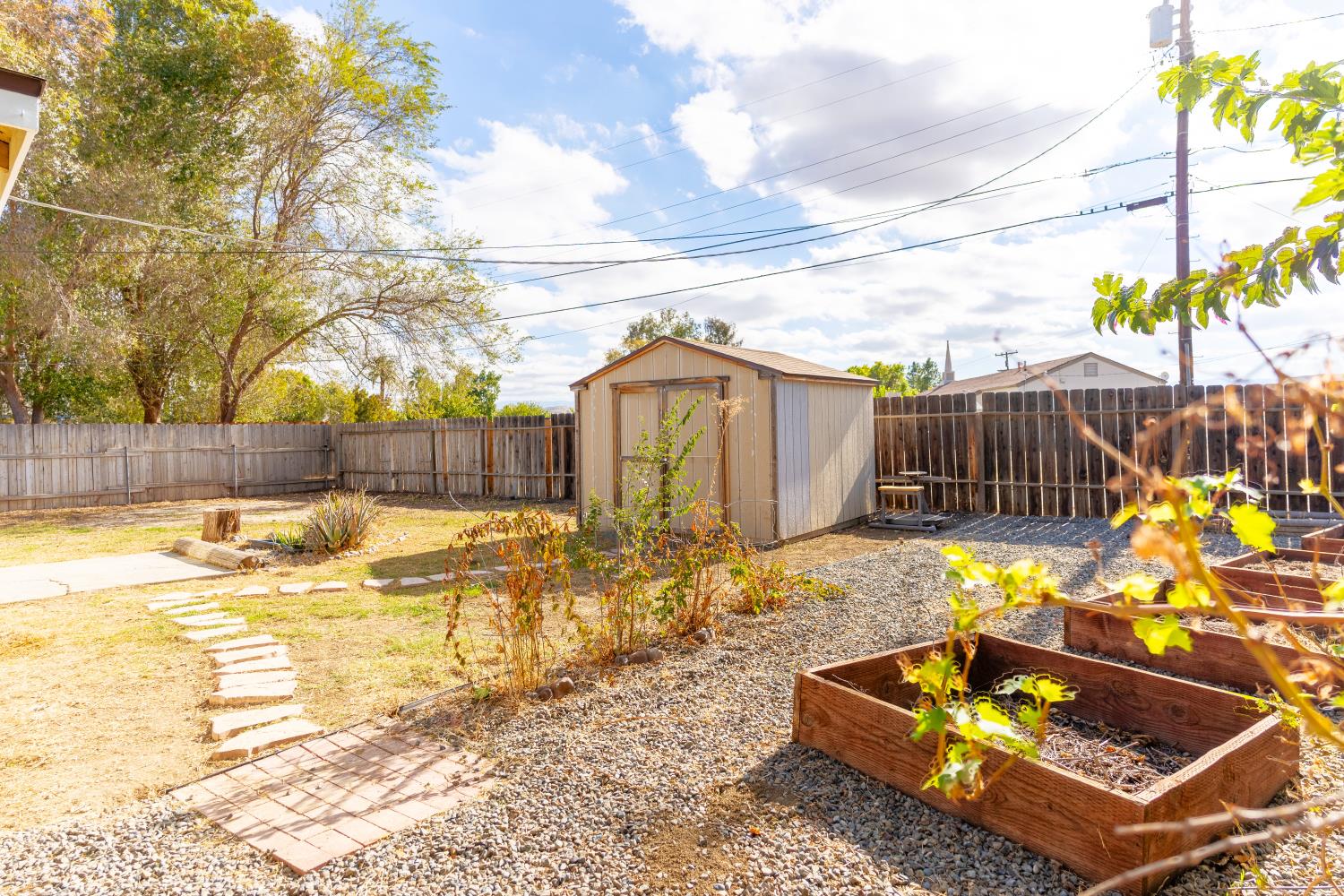 609 College Ave, Coalinga, CA 93210