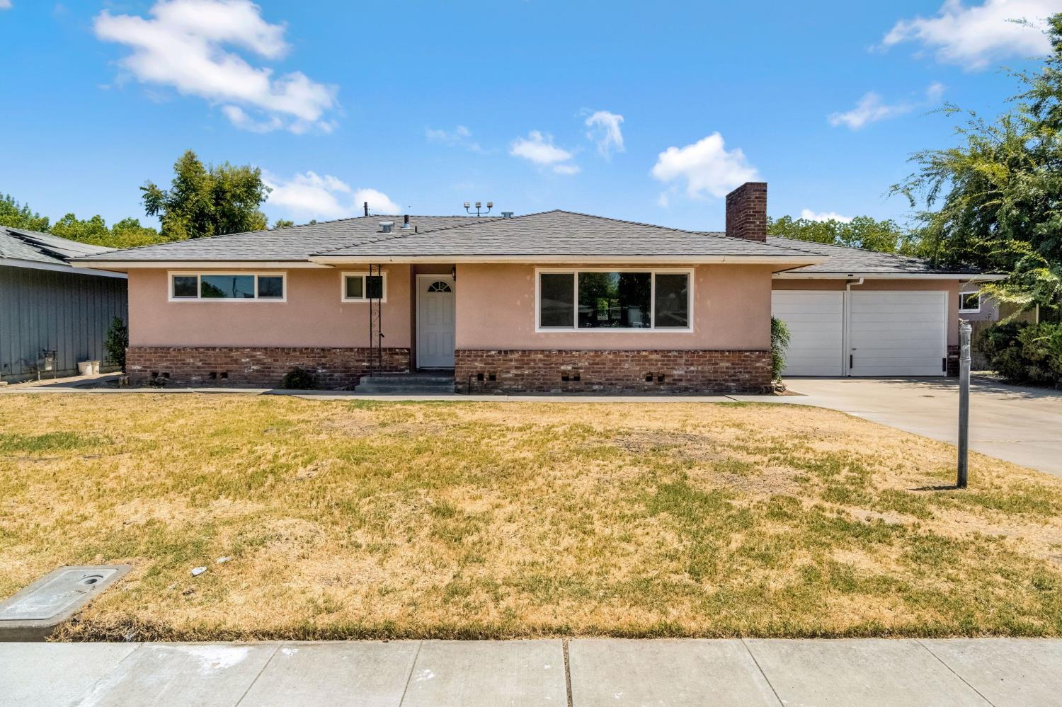 880 I St, Parlier, CA 93648