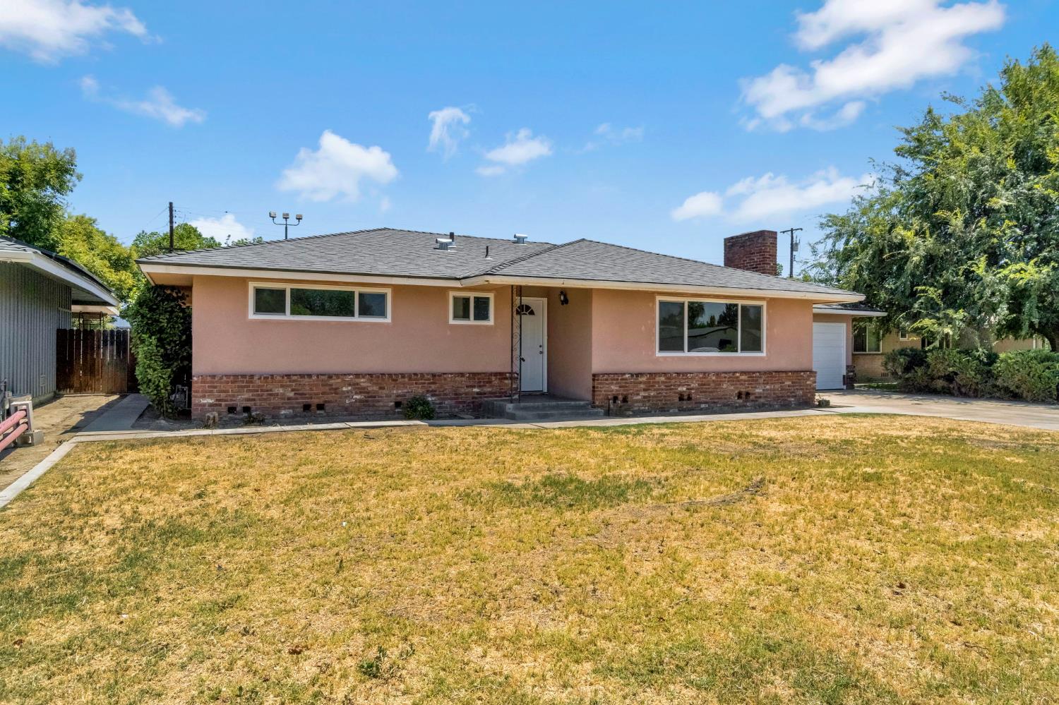 880 I St, Parlier, CA 93648