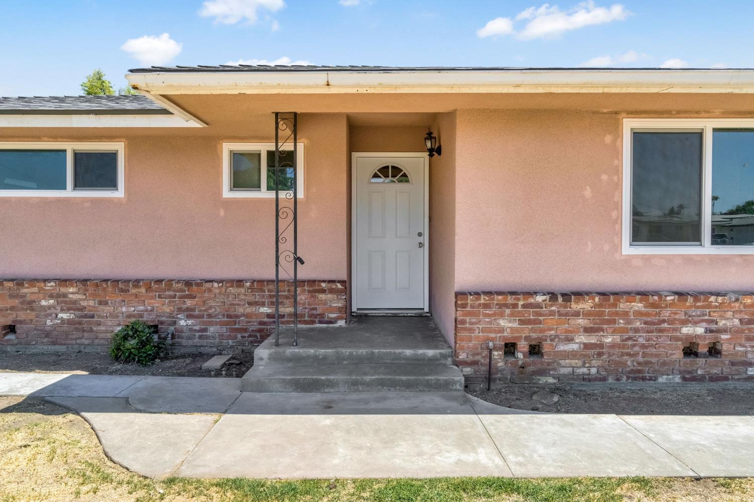 880 I St, Parlier, CA 93648