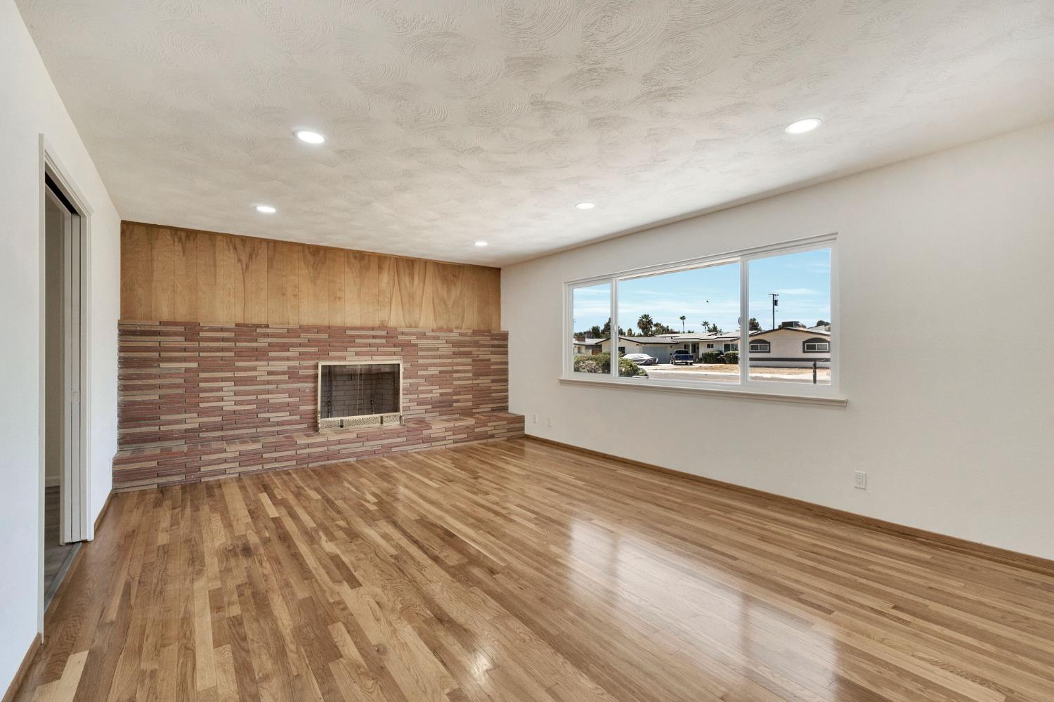 880 I St, Parlier, CA 93648