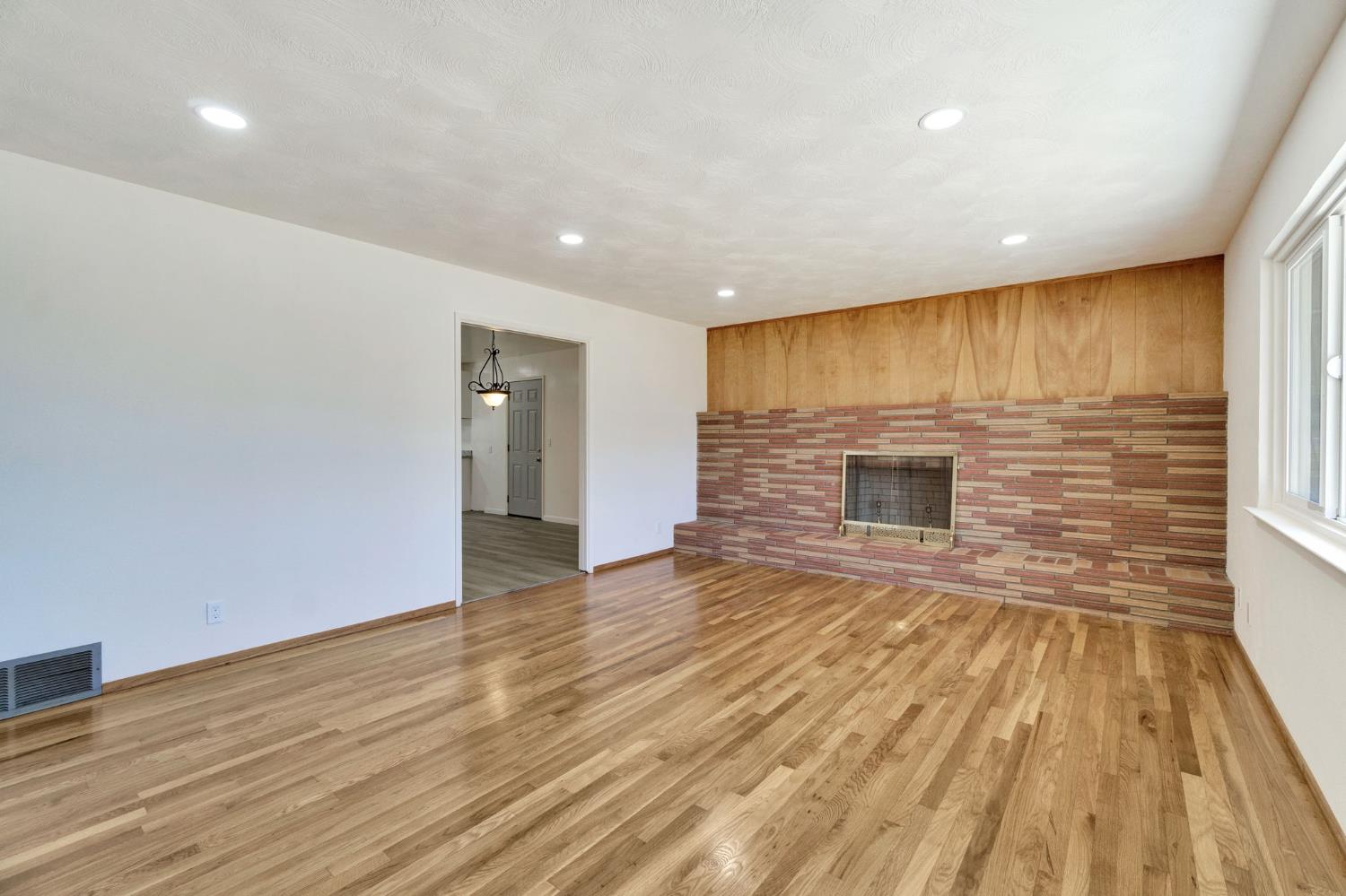 880 I St, Parlier, CA 93648