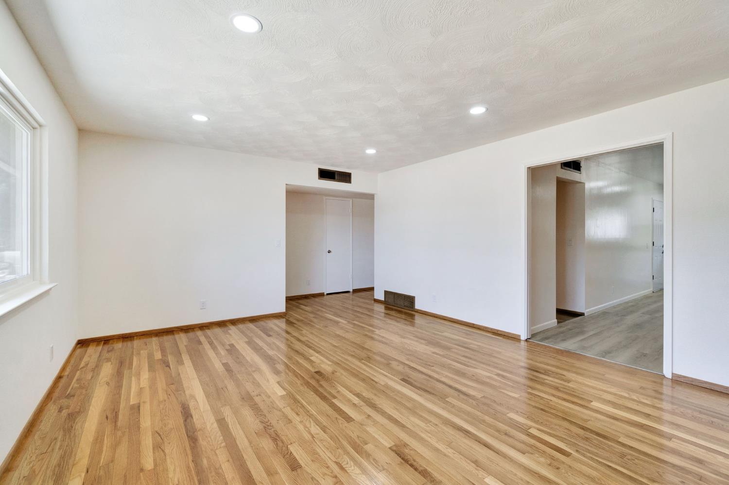 880 I St, Parlier, CA 93648