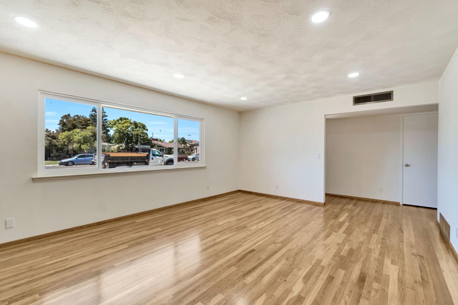 880 I St, Parlier, CA 93648