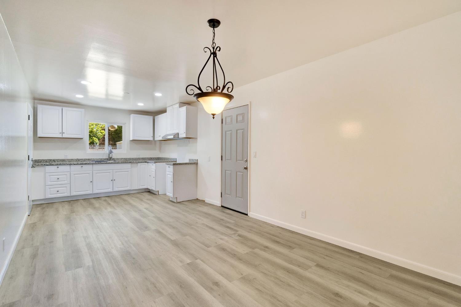 880 I St, Parlier, CA 93648