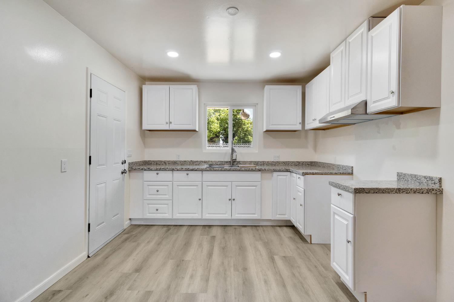 880 I St, Parlier, CA 93648