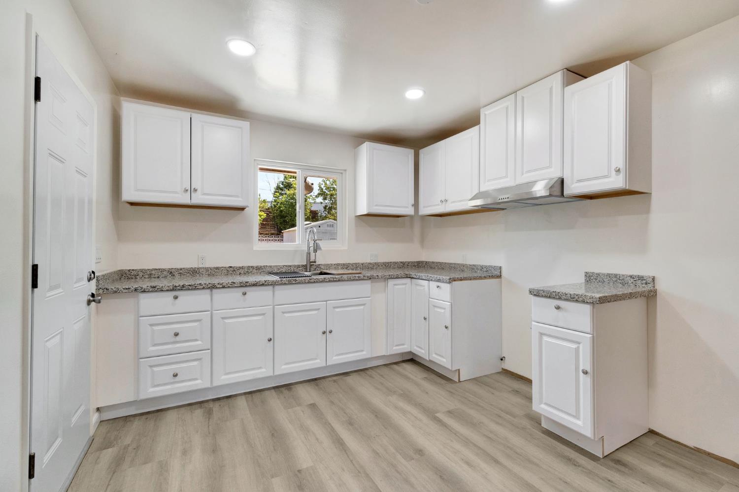 880 I St, Parlier, CA 93648