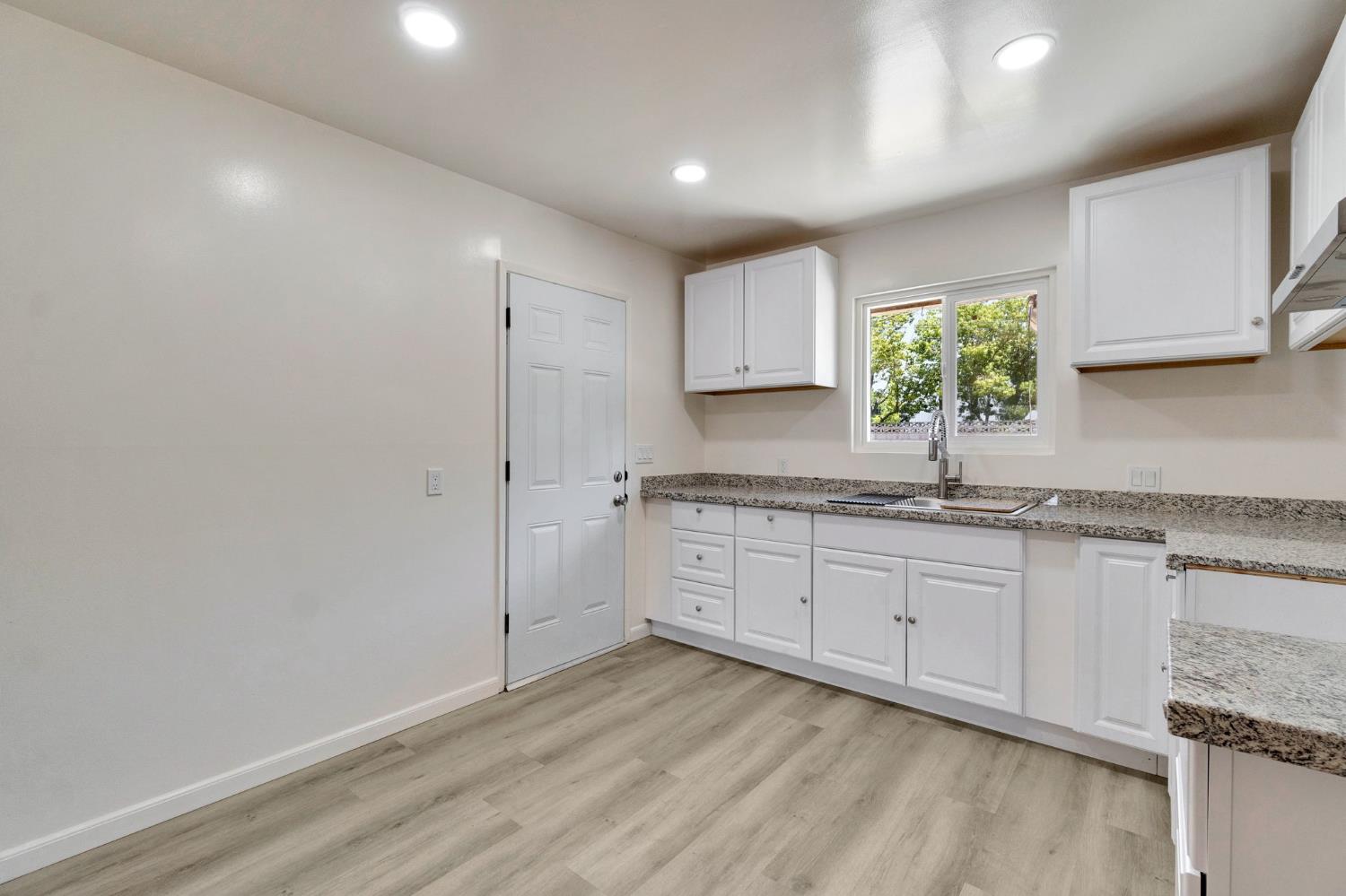 880 I St, Parlier, CA 93648